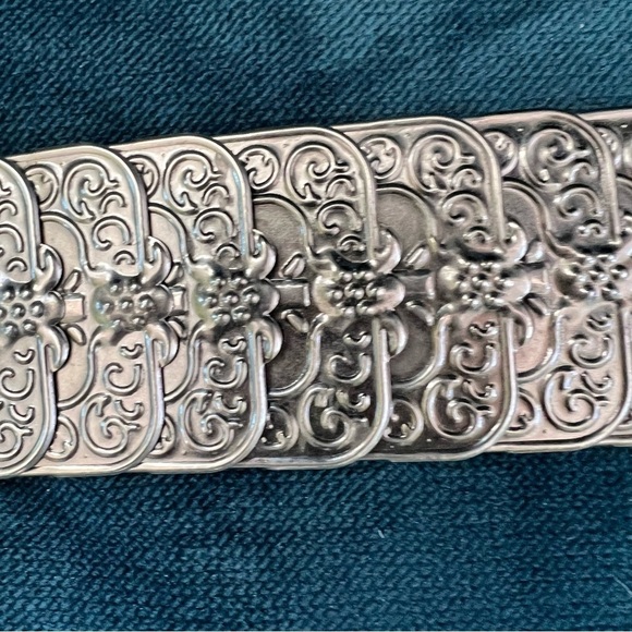 VINTAGE 70’s STYLE PRESSED METAL ARTICULATED BELT ONYX MEDALLION